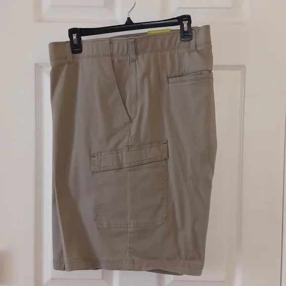 Men's Lee Performance Extreme Comfort cargo shorts. Size 50 Big and Tall. NWT - Picture 1 of 7
